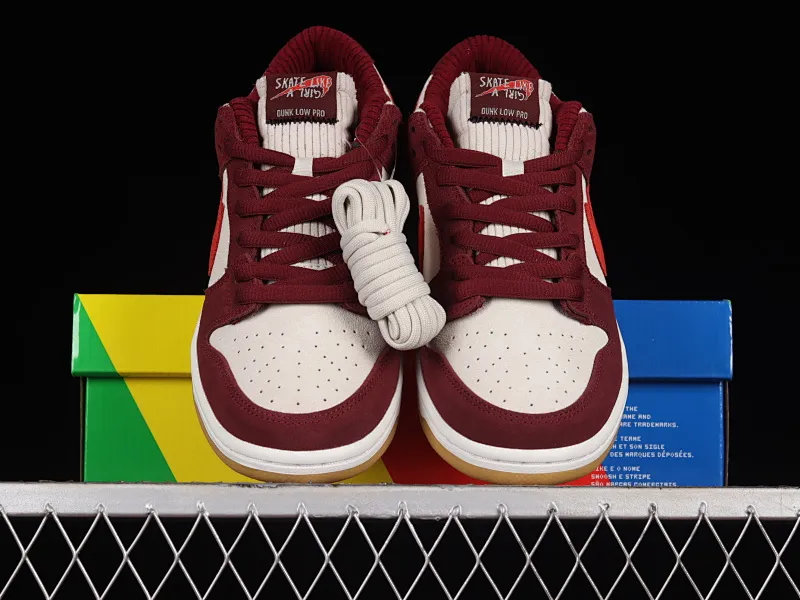 All categories Nk SB Dunk Series Nk SB Dunk Low Low-top sneakers M version Skate Like a Girl x Nk SB Dunk Low joint model Strawberry Bear SB low-top casual sports skateboard shoes DX4589-600